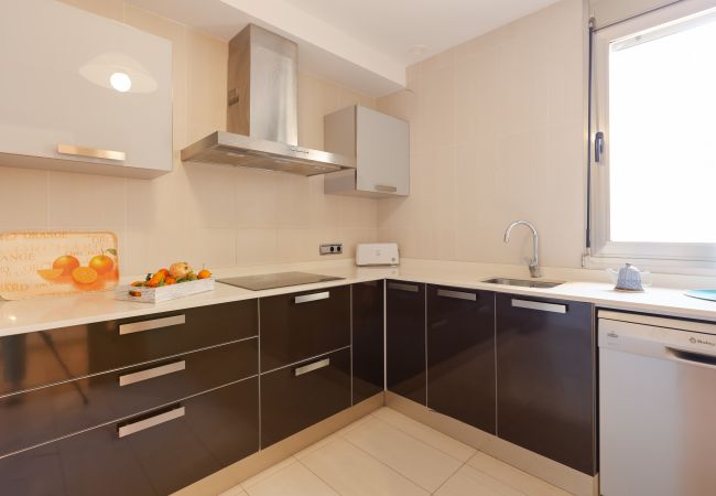 Cocina completa con lavavajillas en el apartamento Duplex La Nau B Cocina luminosa con vitrocerámica, lavavajillas, ...