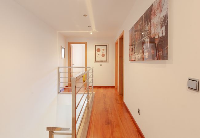 Pasillo en la primera planta con acceso a las habitaciones Pasillo con acceso a las habitaciones en la planta superior