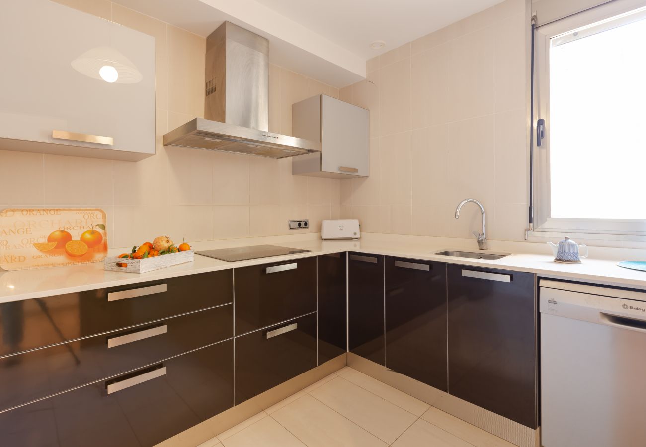 Cocina completa con lavavajillas en el apartamento Duplex La Nau B Cocina luminosa con vitrocerámica, lavavajillas, ...