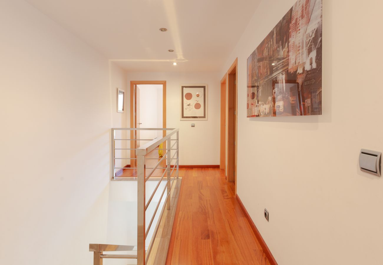 Pasillo en la primera planta con acceso a las habitaciones Pasillo con acceso a las habitaciones en la planta superior