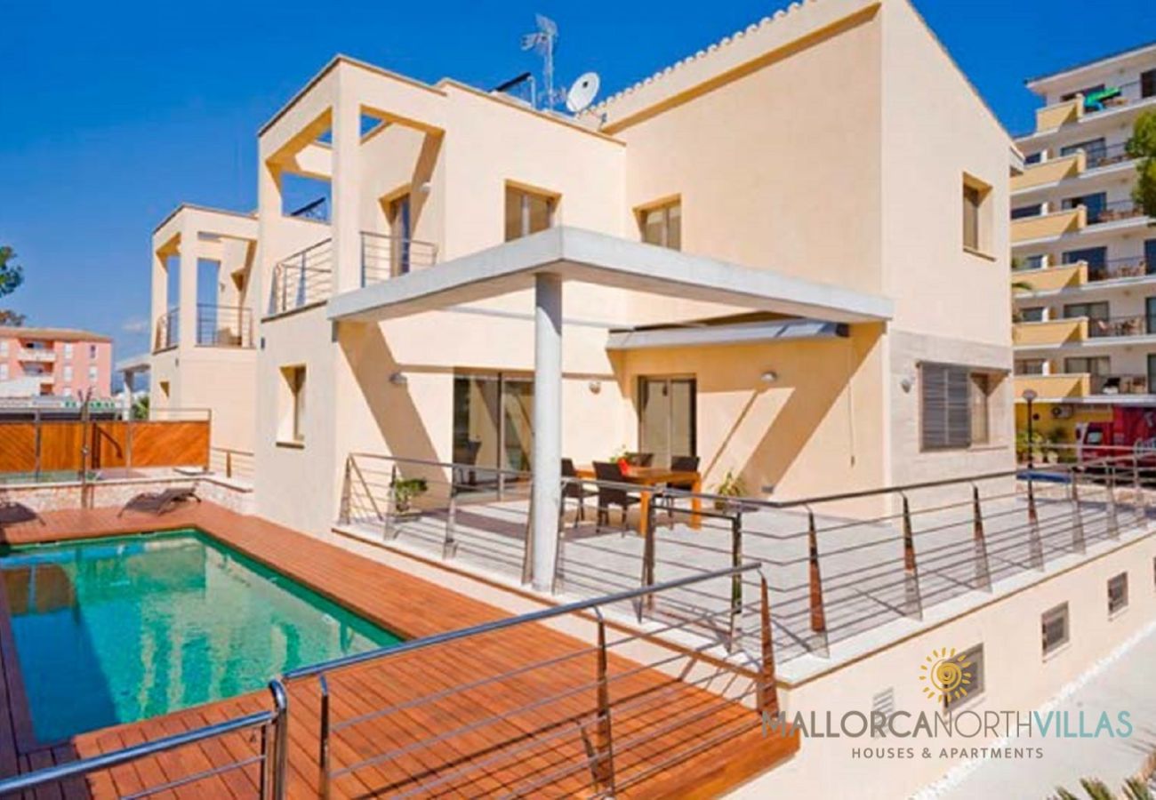 Villa en Platja de Muro - Villa Mediterranean: Moderno Refugio Familiar a Pa