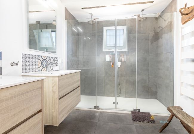 Baño moderno La Sort Llarga – Ducha de cristal en Pollença Baño con ducha de cristal, lavabo y mueble de madera en La Sort Llarga, Pollença