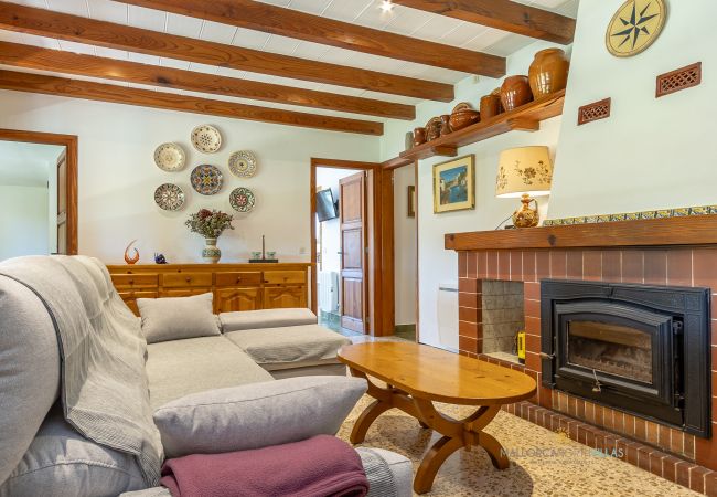 Salón comedor de La Sort Llarga – Sofás y chimenea Pollença Sofás y chimenea en el salón comedor con decoración mallorquina de La Sort Llarga, Pollença
