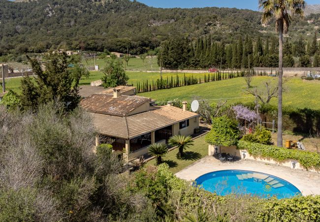 Exterior con piscina y jardines en La Sort Llarga, Pollença Vista aérea de la finca La Sort Llarga con piscina circular y naturaleza