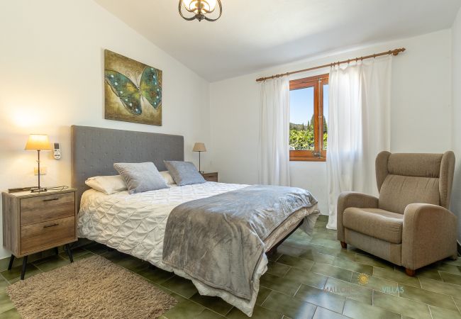 Dormitorio La Sort Llarga – Cama doble y sillón en Pollença Dormitori La Sort Llarga – Llit doble i butaca a Pollença