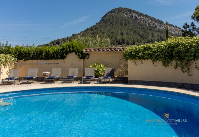 Piscina privada en La Sort Llarga – Villa en Pollença, Mallorca Piscina circular con tumbonas en la villa La Sort Llarga, Pollença, Mallorca