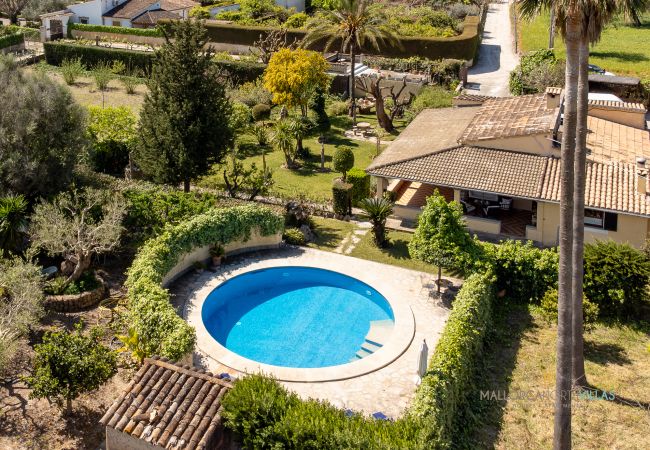 Vistas de La Sort Llarga – Piscina y jardines en Pollença Vista aérea de la villa La Sort Llarga con piscina y jardín en Pollença