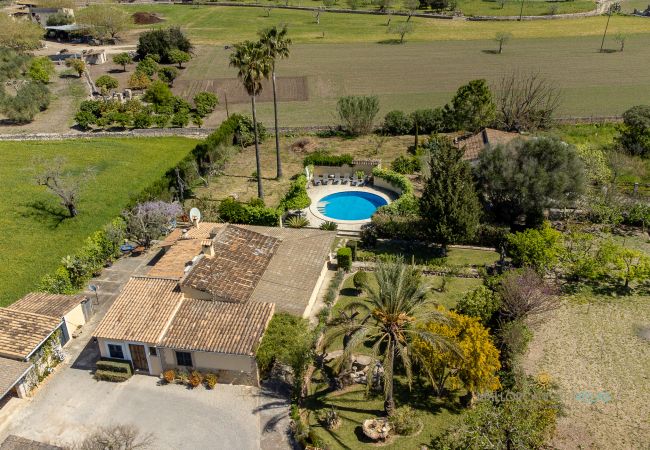 Vistas aéreas de La Sort Llarga con piscina en Pollença Imagen de la finca La Sort Llarga con piscina y campos alrededor