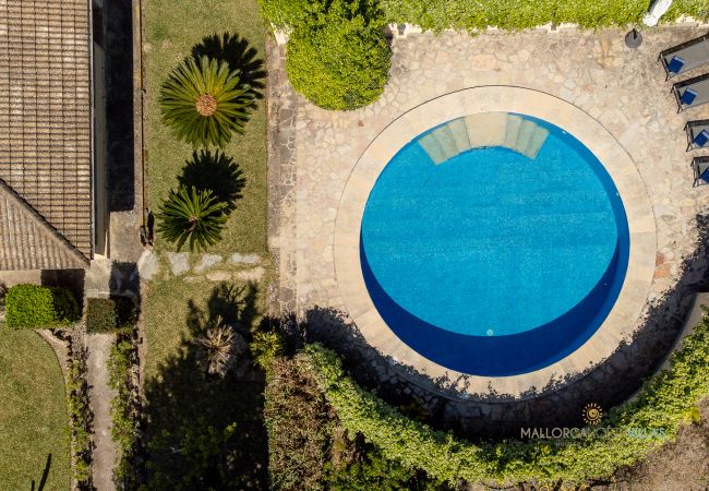 Piscina redonda en La Sort Llarga vista aérea Pollença Piscina circular y jardín en La Sort Llarga, Mallorca