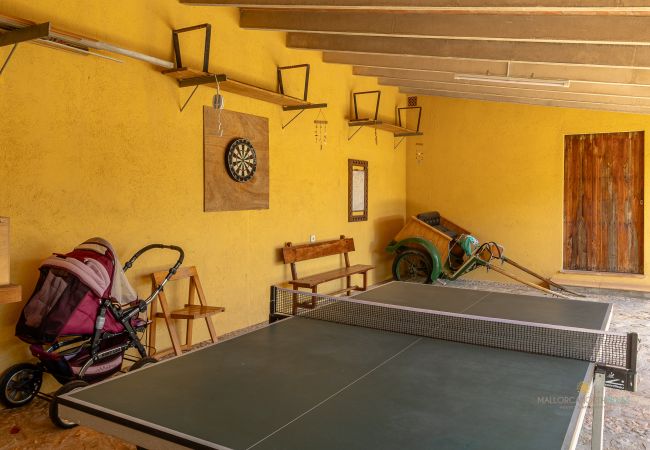 Exterior La Sort Llarga – Espacio de ocio en Pollença Zona con mesa de ping-pong y diana de dardos en La Sort Llarga, Pollença