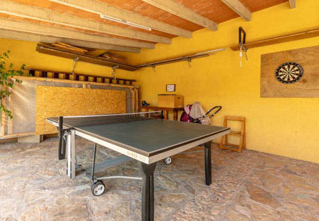 Exterior La Sort Llarga – Zona de juegos en Pollença Mesa de ping-pong y diana de dardos en la zona de juegos de La Sort Llarga, Pollença