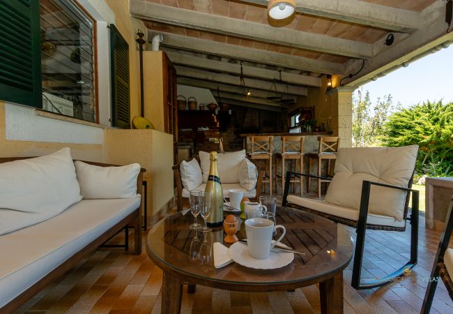 Terraza de La Sort Llarga – Zona chill out en Pollença Terraza cubierta con sofás y barra en la villa La Sort Llarga, Pollença