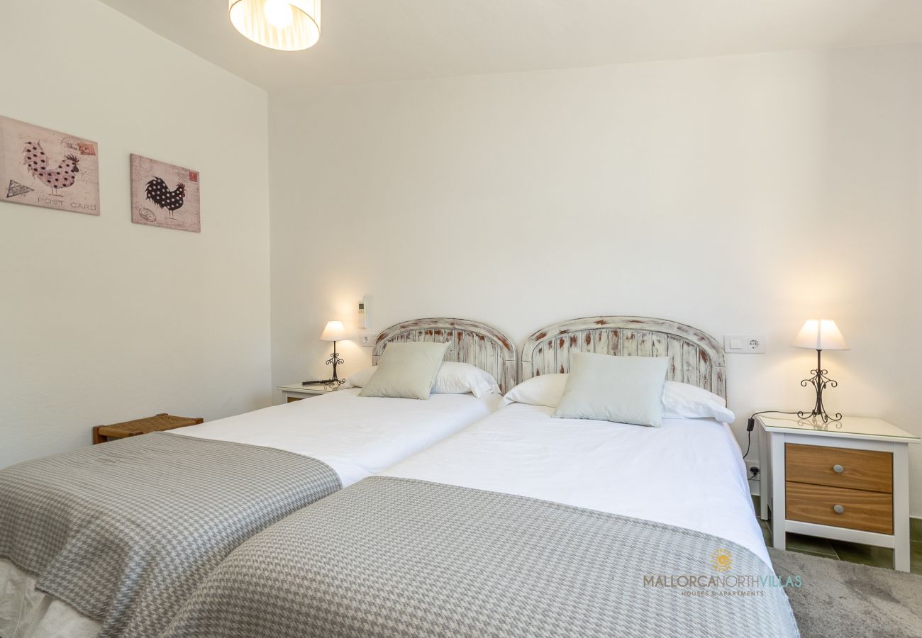 Dormitorio doble de La Sort Llarga – Dos camas en Pollença Dormitorio con dos camas individuales y decoración acogedora en La Sort Llarga, Pollença