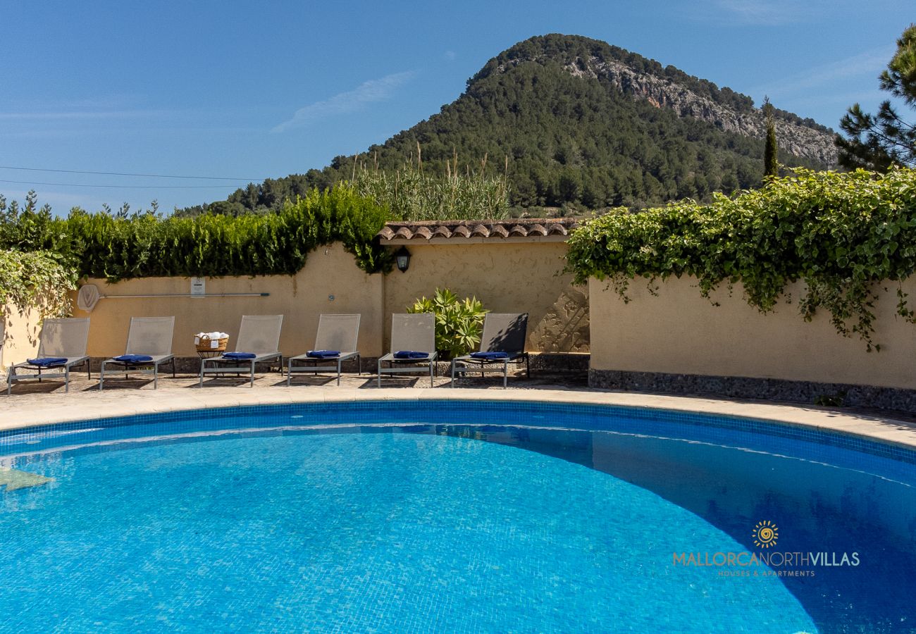 Piscina privada en La Sort Llarga – Villa en Pollença, Mallorca Piscina circular con tumbonas en la villa La Sort Llarga, Pollença, Mallorca