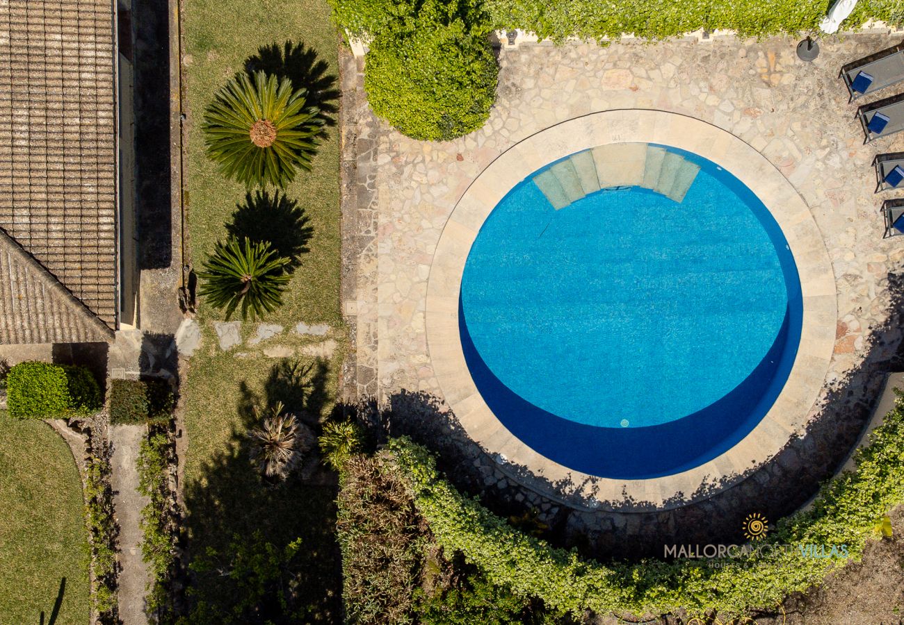 Piscina redonda en La Sort Llarga vista aérea Pollença Piscina circular y jardín en La Sort Llarga, Mallorca
