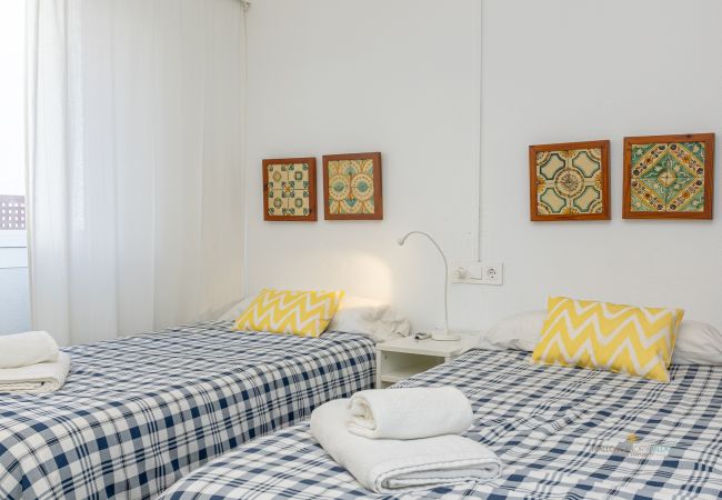 Dormitorio con dos camas en Apartamento Bel Mallorca Dormitorio con dos camas individuales y decoración acogedora en el Apartamento Bel by Mallorca North Villas