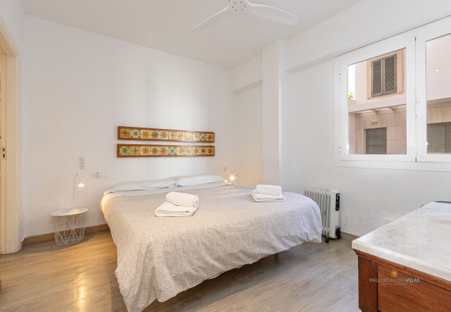 Dormitorio doble luminoso en Apartamento Bel Mallorca Dormitorio con cama doble y luz natural en el Apartamento Bel by Mallorca North Villas