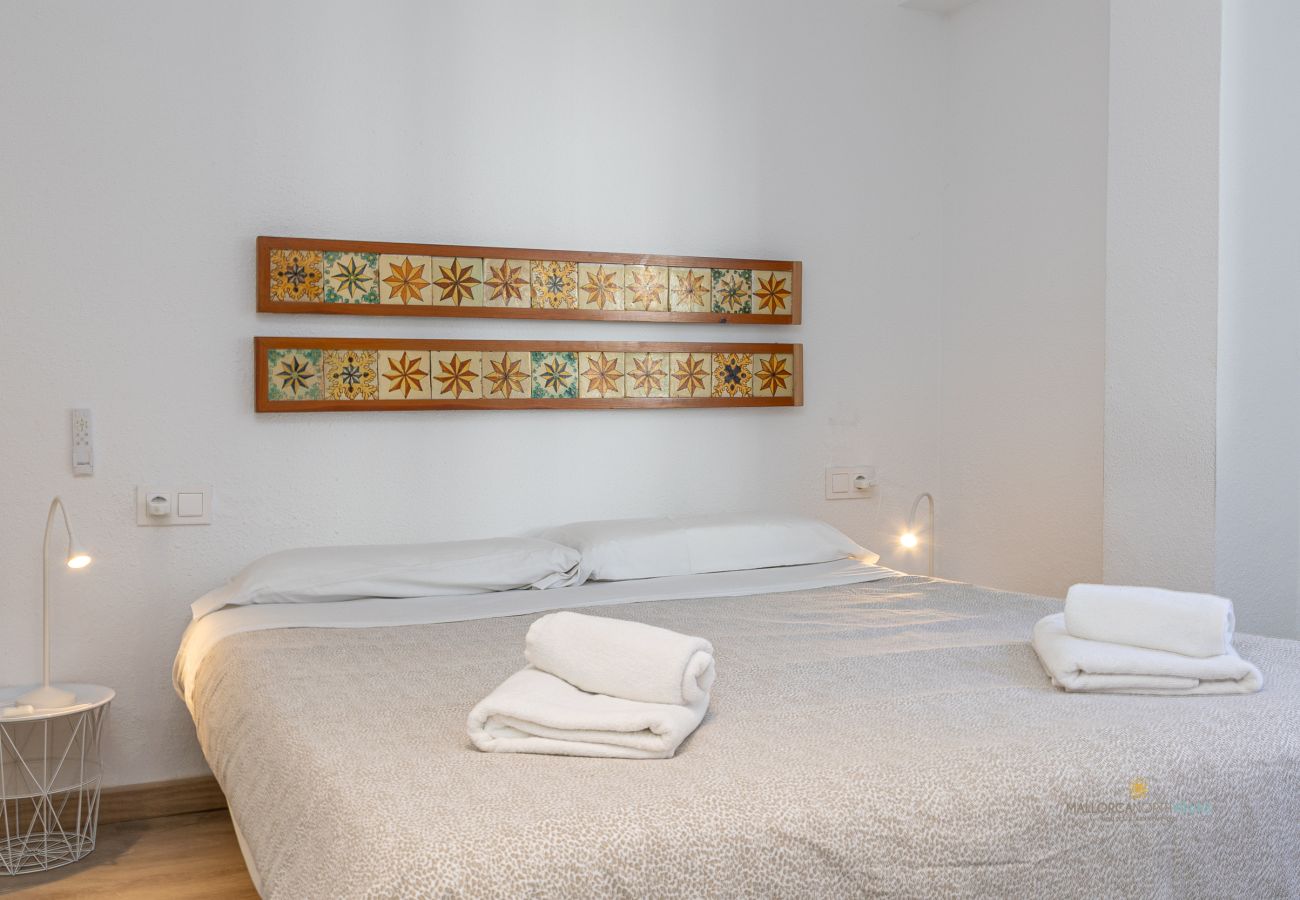 Dormitorio doble en Apartamento Bel Mallorca Dormitorio con cama doble y decoración mediterránea en el Apartamento Bel by Mallorca North Villas