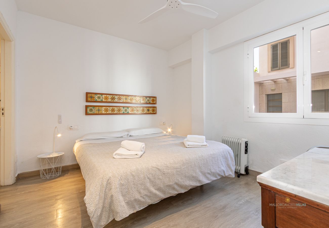 Dormitorio doble luminoso en Apartamento Bel Mallorca Dormitorio con cama doble y luz natural en el Apartamento Bel by Mallorca North Villas