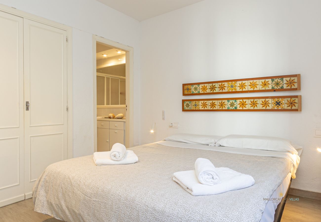 Dormitorio doble con baño en Apartamento Bel Mallorca Dormitorio con cama doble y acceso al baño en el Apartamento Bel by Mallorca North Villas