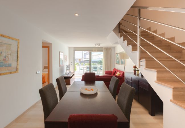 Esszimmer mit Tisch für 6 Personen und Sofas Beleuchtetes Esszimmer mit Sofas und Tisch