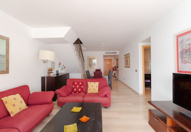 Esszimmer von Duplex La Nau B mit Sat-TV ASTRA Wohnzimmer mit Fernseher mit Satellitenkanälen