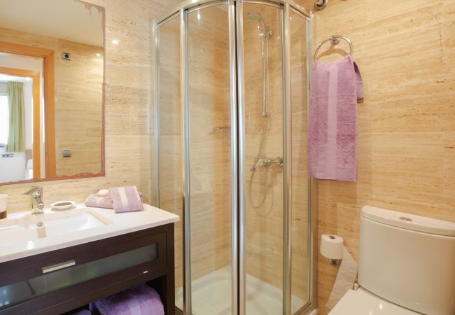 Badezimmer mit Dusche im Erdgeschoss von Maisonette B Badezimmer mit Dusche in der Maisonette B-Wohnung