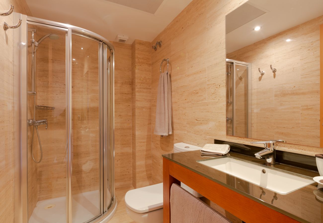 Komplettes Badezimmer mit Dusche in Duplex B Badezimmer mit Wäsche, Dusche und WC
