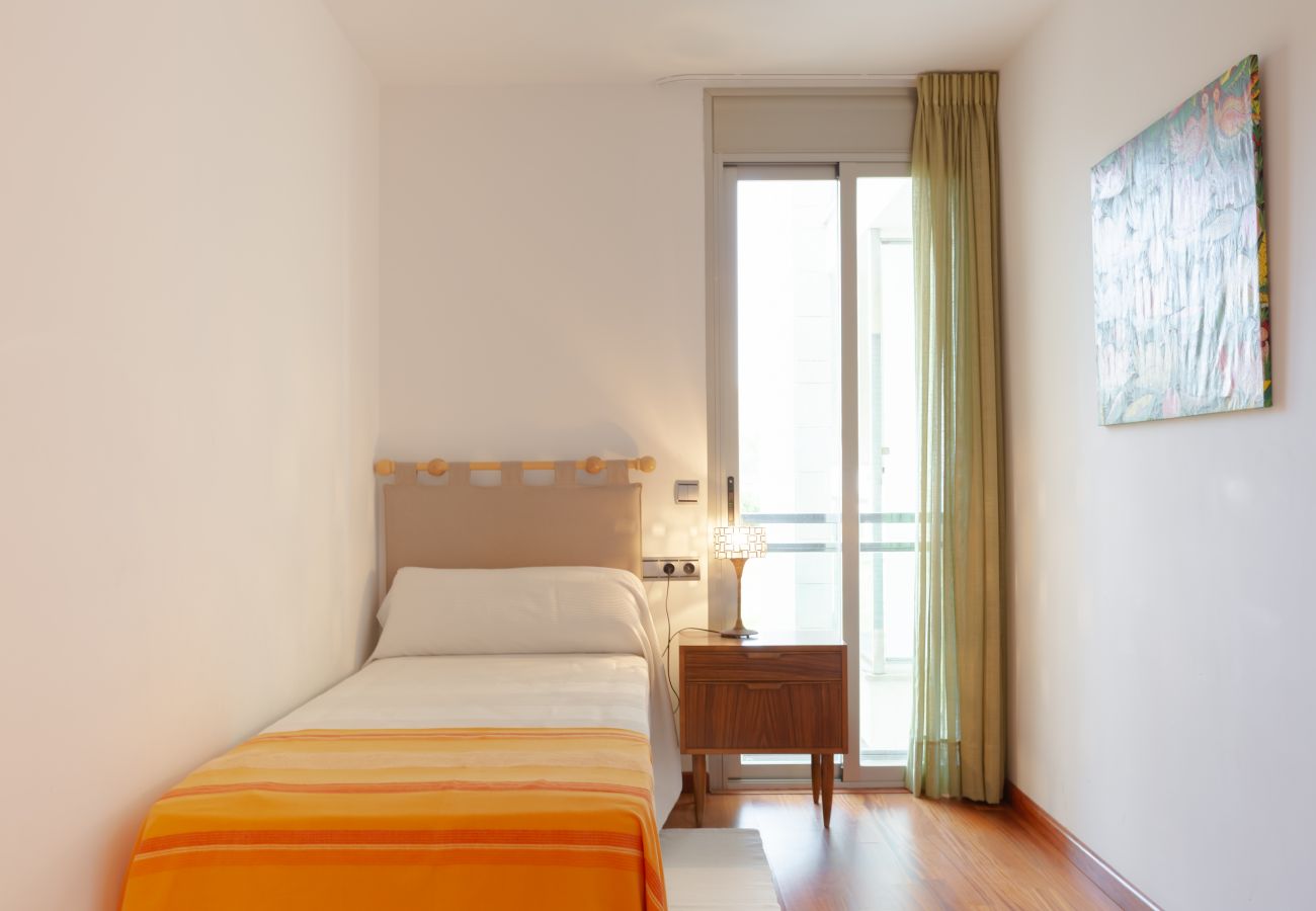 Einzelzimmer mit Zugang zur Terrasse der Wohnung Schlafzimmer mit Terrasse im Dachgeschoss der Maisonette