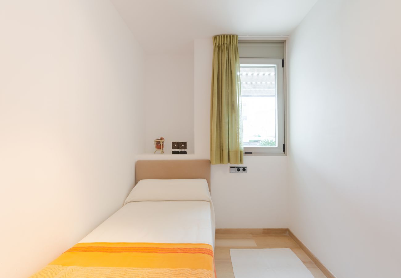 Zimmer mit einem Einzelbett im Erdgeschoss Einzelzimmer im Erdgeschoss der Wohnung