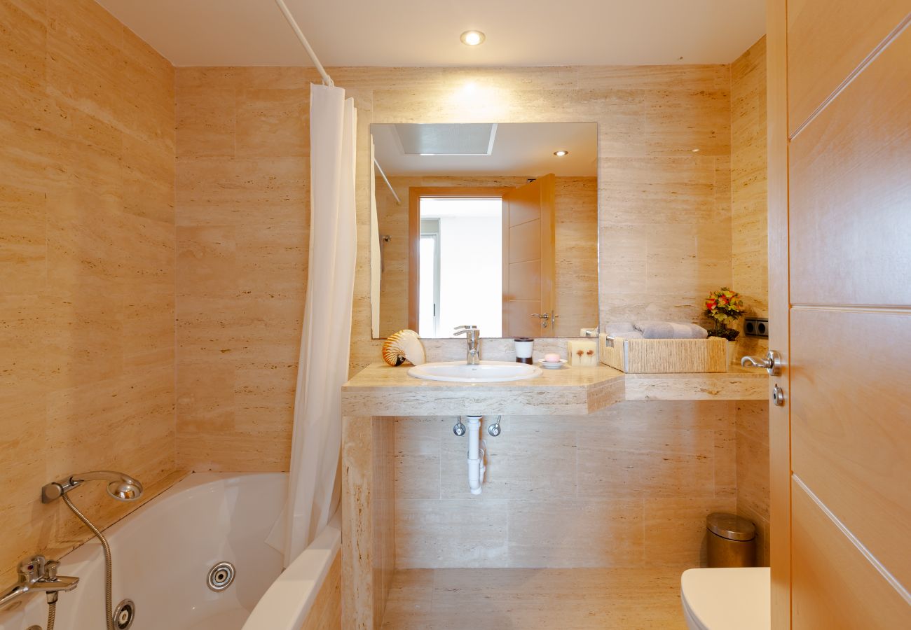Badezimmer mit Badewanne im Hauptdoppelzimmer Komplettes Badezimmer mit eigenem Bad im Hauptschlafzimmer