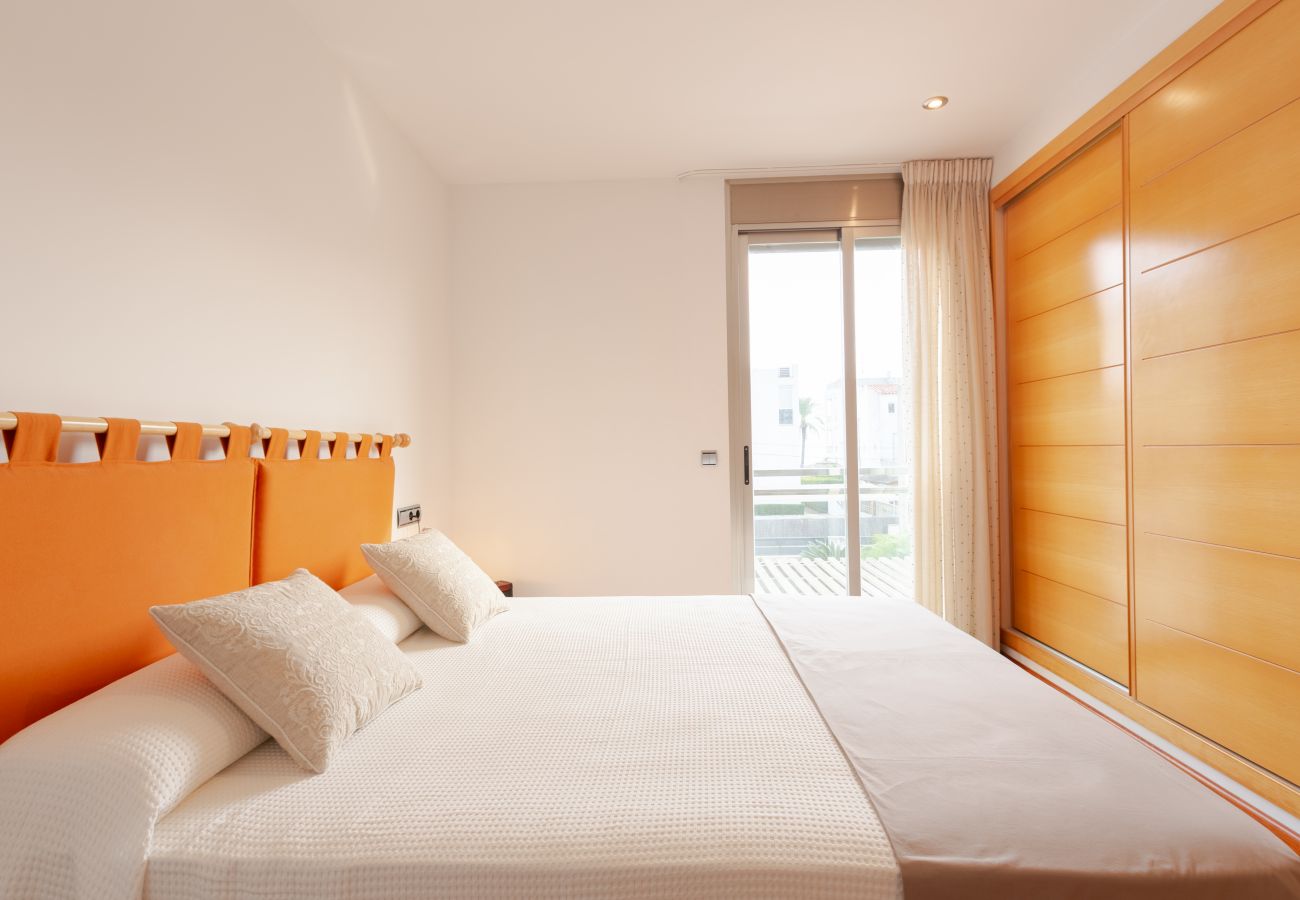 Hauptschlafzimmer im obersten Stock der Wohnung mit Terrasse Hauptschlafzimmer mit Doppelbett und Einbauschrank