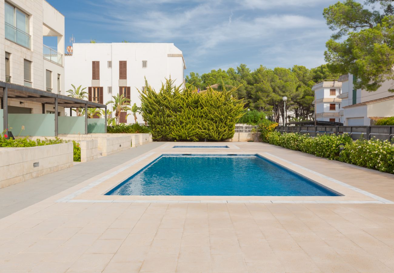 Gemeinschaftspool und Fassade von La Nau Gemeinschaftlicher Gemeinschaftspool