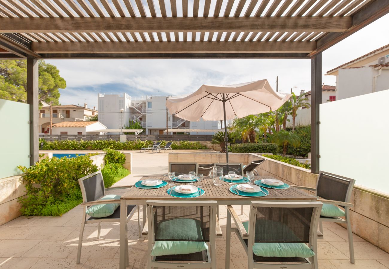 Terrasse mit Tisch für 6 Personen mit Blick auf den Pool Tisch für sechs Personen im Duplex La Nau B