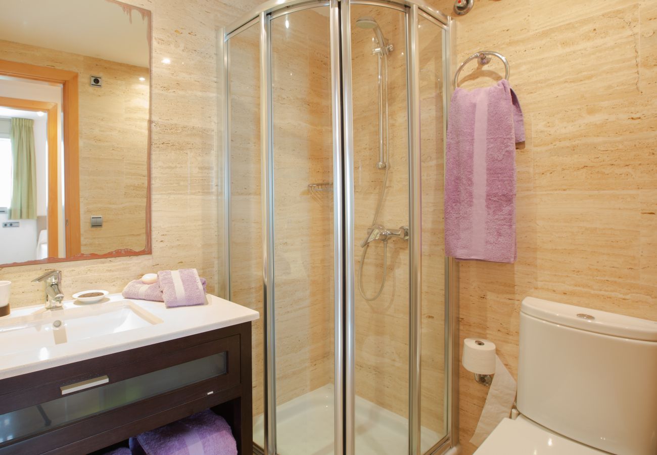 Badezimmer mit Dusche im Erdgeschoss von Maisonette B Badezimmer mit Dusche in der Maisonette B-Wohnung
