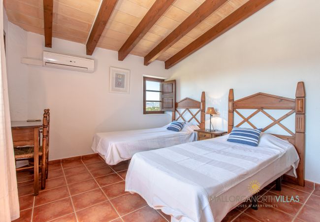 Zweibettzimmer mit Klimaanlage und Blick ins Grüne Zweibettzimmer mit zwei Betten, Klimaanlage und Blick auf die mallorquinische Landschaft.