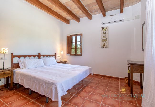 Doppelzimmer mit Klimaanlage und Außenfenster Chambre double avec grand lit, climatisation et fenêtre donnant sur l’extérieur.