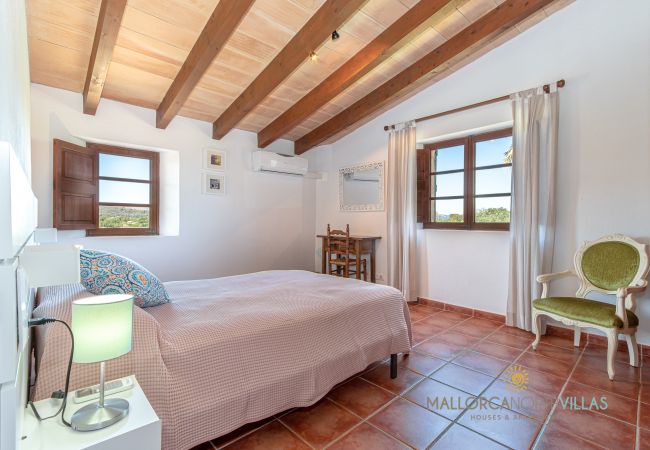 Doppelzimmer mit großem Bett und Klimaanlage Helles Doppelzimmer mit großem Bett, Klimaanlage und Ausblick auf die Landschaft.
