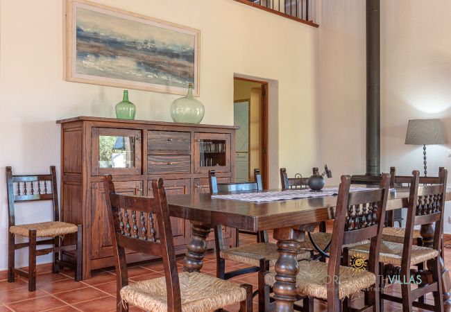 Rustikales Esszimmer mit Holztisch und Holzofen Rustikales Esszimmer mit Holztisch, mallorquinischen Stühlen und Holzofen in Mallorca Finca