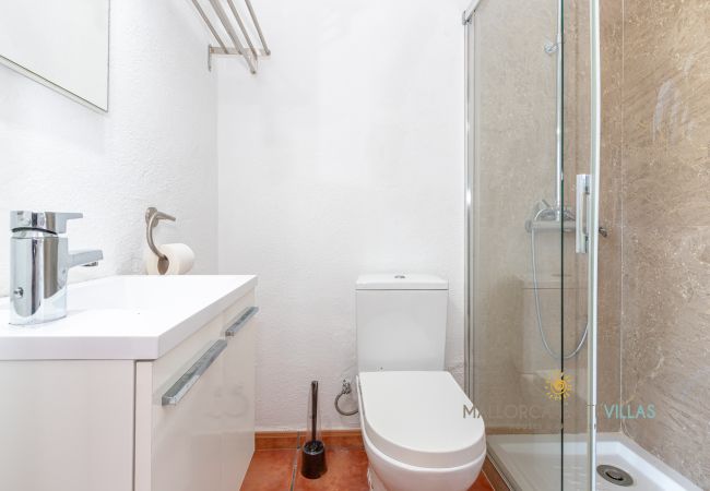 Badezimmer mit Dusche und moderner Ausstattung Badezimmer mit Glasdusche, modernem Waschbecken und WC in schlichtem Stil.