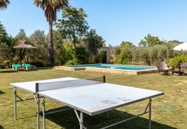 Garten mit Tischtennisplatte und privatem Pool Finca Tischtennisplatte im Garten neben privatem Pool in Ferienfinca Mallorca