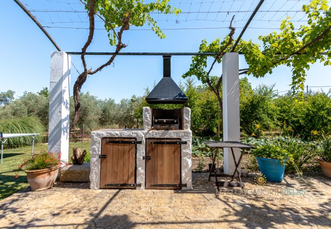 Steinbarbecue im Garten der Finca auf Mallorca Steinbarbecue im Garten der Ferienfinca auf Mallorca