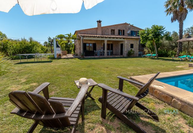 Garten mit Pool und Relaxbereich auf Mallorca Garten mit privatem Pool und Relaxstühlen in mallorquinischer Finca