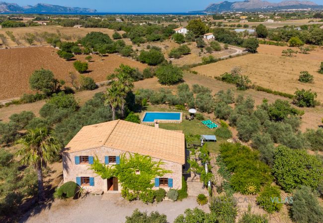 Luftaufnahme Stein-Finca mit Pool und Garten Luftaufnahme der Stein-Finca mit privatem Pool und mediterranem Garten in naturnaher Umgebung.