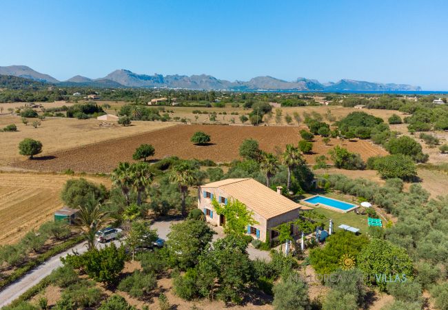 Panorama Stein-Finca mit Pool Panorama der Stein-Finca mit privatem Pool und ländlicher Umgebung mit Bergen im Hintergrund.