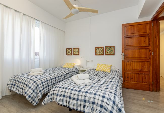 Schlafzimmer mit zwei Betten – Ferienwohnung Bel Mallorca Schlafzimmer mit zwei Einzelbetten und moderner Dekoration in der Ferienwohnung Bel by Mallorca North Villas