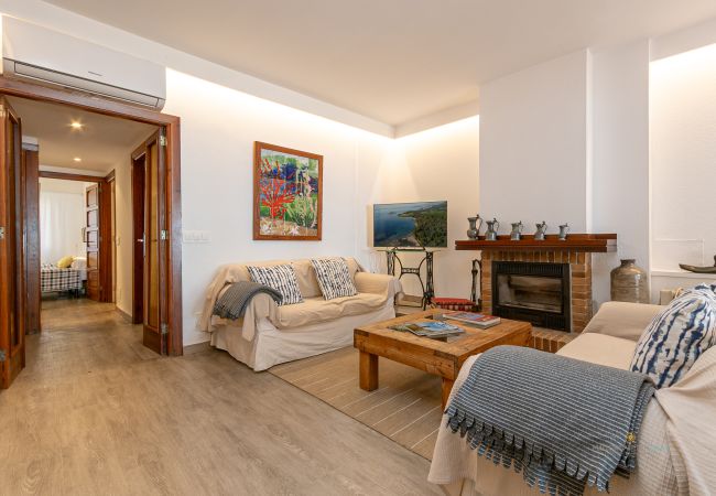 Wohnzimmer mit Kamin und Sofas im mediterranen Stil Wohnzimmer mit zwei Sofas, Holztisch, Kamin und Fernseher.