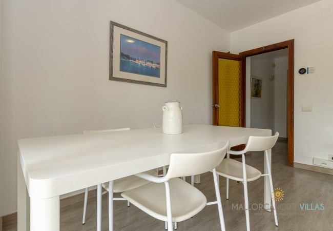 Essbereich mit weißem Tisch Essbereich mit weißem Tisch