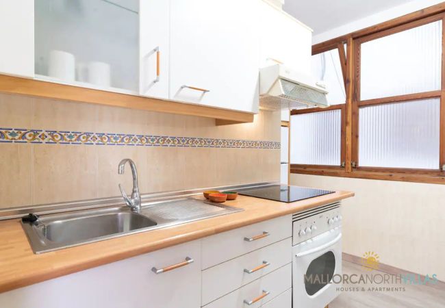 Küchendetail mit Kochfeld Arbeitsplatte mit Spüle, Kochfeld und Dunstabzug