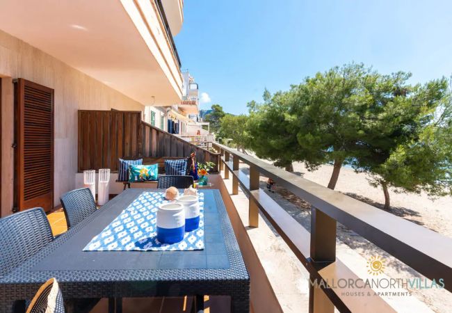 Terrasse am Meer – Puerto de Pollensa Mallorca Terrasse mit Tisch und Stühlen am Meer in Puerto de Pollensa, Mallorca, in der Ferienwohnung Bel by Mallorca North Villas
